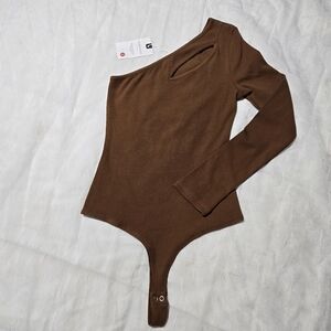 New Medium Adreamly Brown Ribbed Cold Shoulder One Shoulder Cut Out Bodysuit NWT